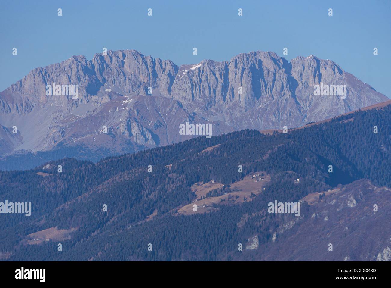 Les montagnes entre val camonica et val seriana, près du lac iseo, pendant l'heure d'or d'une journée d'hiver près de la ville de zone, Italie, février 2022 Banque D'Images