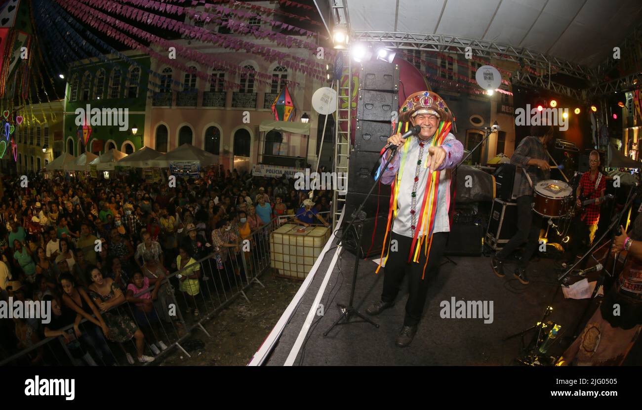 salvador, bahia, brésil - 26 juin 2022 : le chanteur Val Macambira se produit à Pelourinho lors d'une fête en l'honneur de Sao Joao dans la ville de Salvador. Banque D'Images