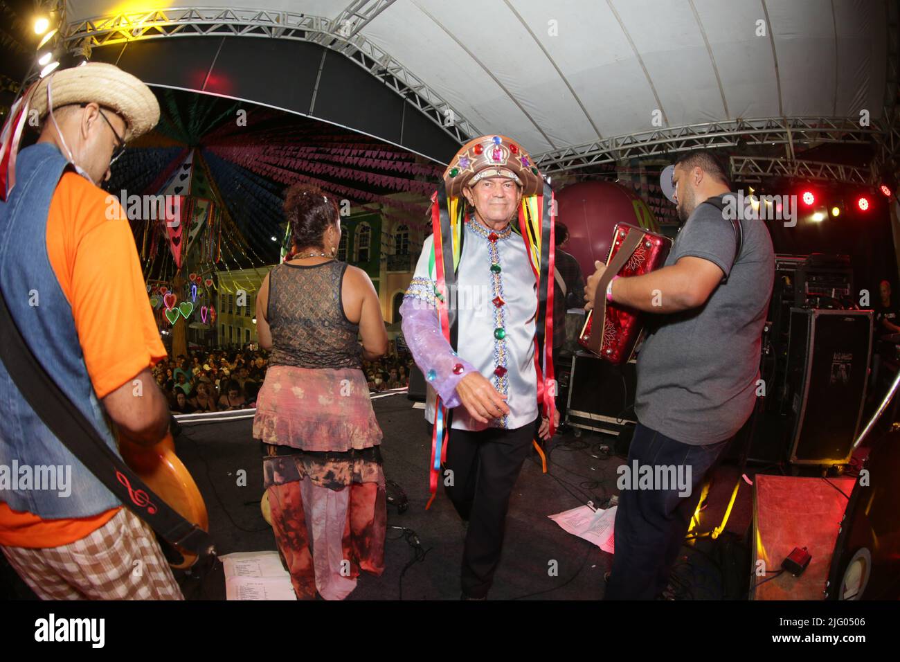 salvador, bahia, brésil - 26 juin 2022 : le chanteur Val Macambira se produit à Pelourinho lors d'une fête en l'honneur de Sao Joao dans la ville de Salvador. Banque D'Images