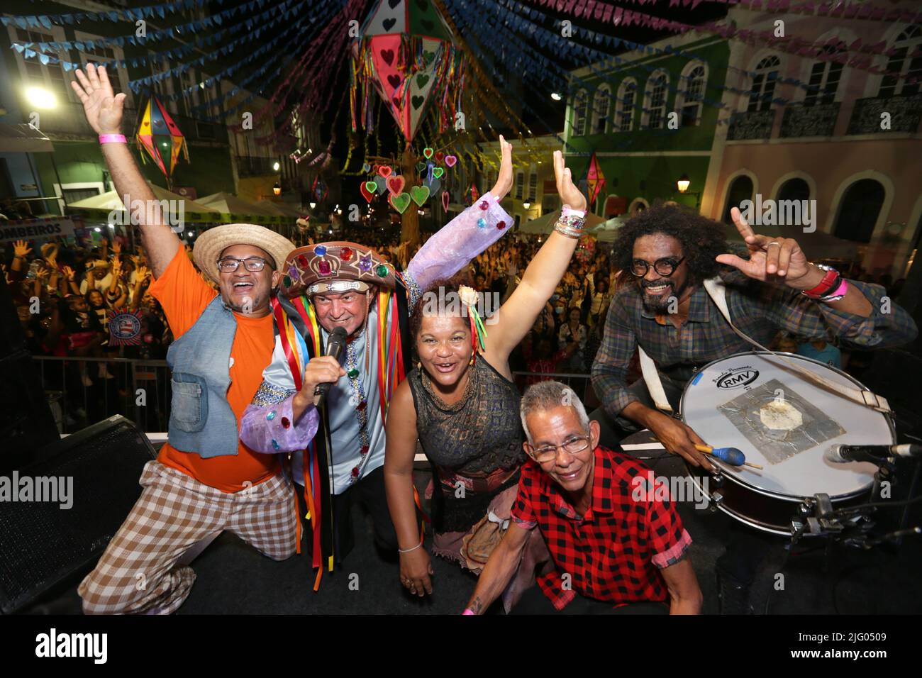 salvador, bahia, brésil - 26 juin 2022 : le chanteur Val Macambira se produit à Pelourinho lors d'une fête en l'honneur de Sao Joao dans la ville de Salvador. Banque D'Images