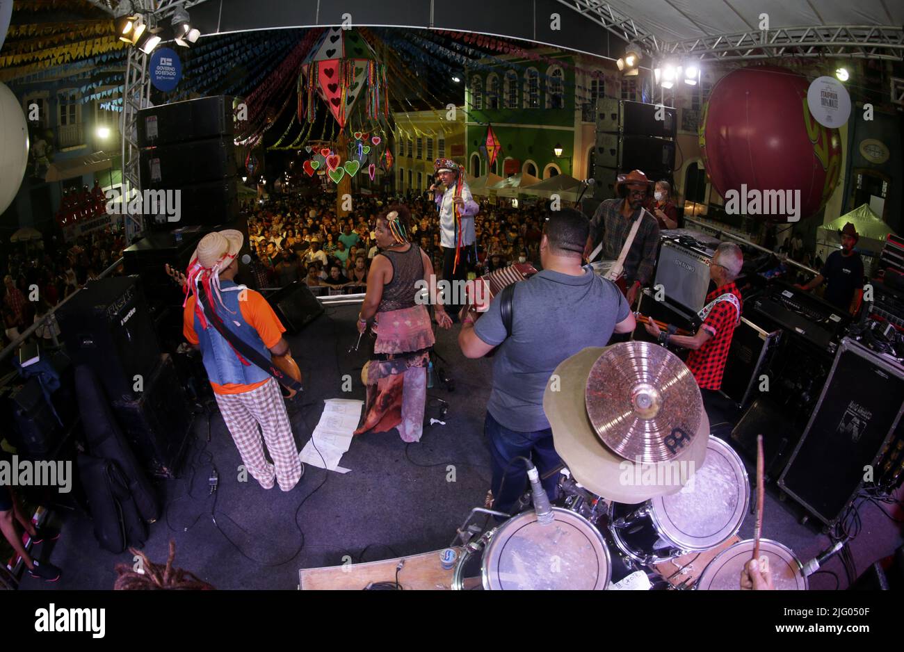 salvador, bahia, brésil - 26 juin 2022 : le chanteur Val Macambira se produit à Pelourinho lors d'une fête en l'honneur de Sao Joao dans la ville de Salvador. Banque D'Images