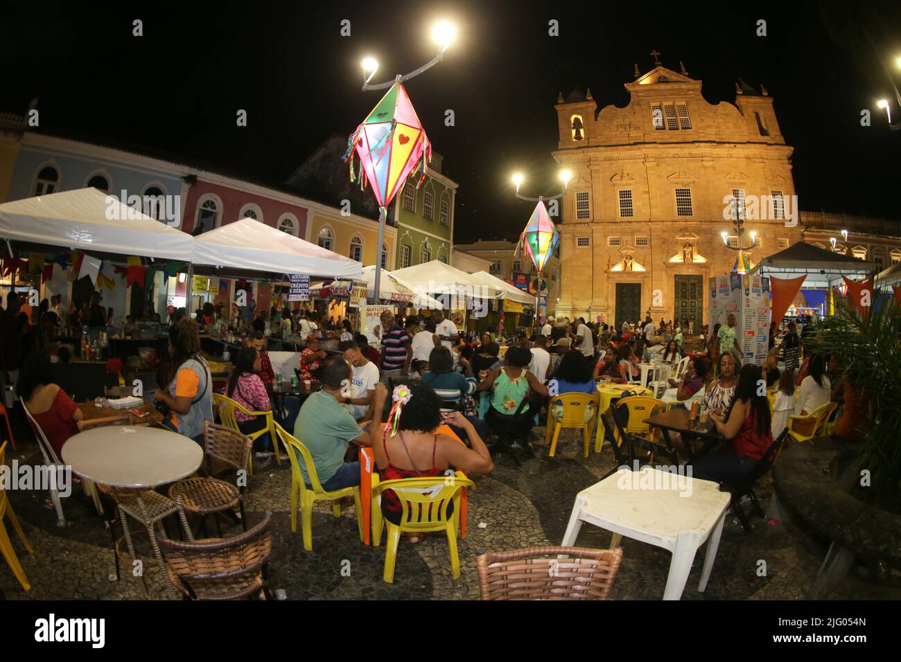 salvador, bahia, brésil - 26 juin 2022: Les gens dans les bars lors d'une fête en l'honneur de Sao Joao à Pelourinho, centre historique de Salvador. Banque D'Images