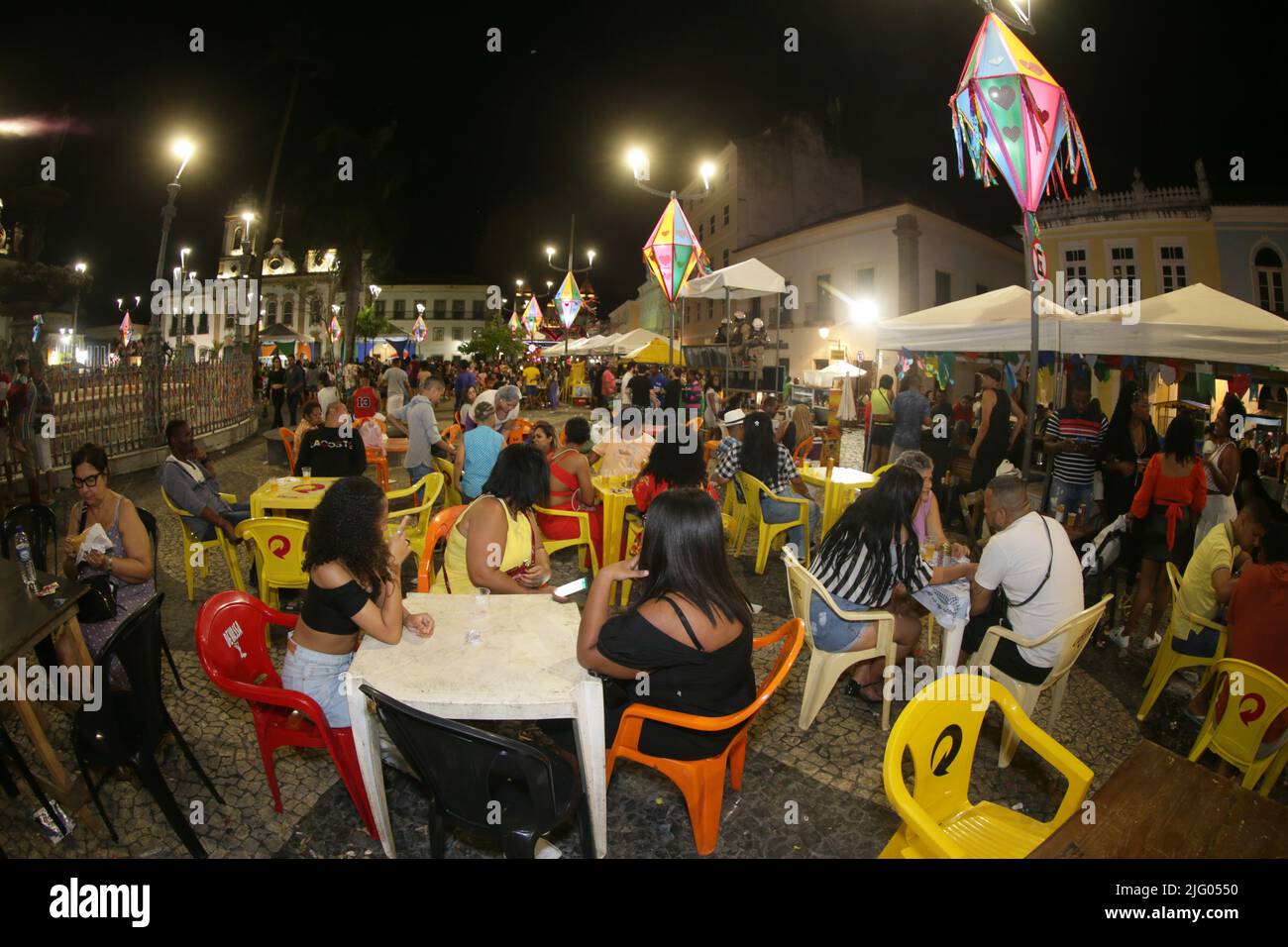 salvador, bahia, brésil - 26 juin 2022: Les gens dans les bars lors d'une fête en l'honneur de Sao Joao à Pelourinho, centre historique de Salvador. Banque D'Images