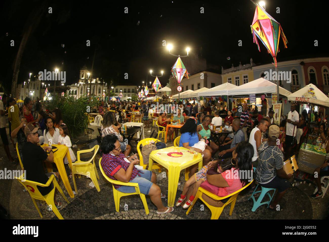 salvador, bahia, brésil - 26 juin 2022: Les gens dans les bars lors d'une fête en l'honneur de Sao Joao à Pelourinho, centre historique de Salvador. Banque D'Images