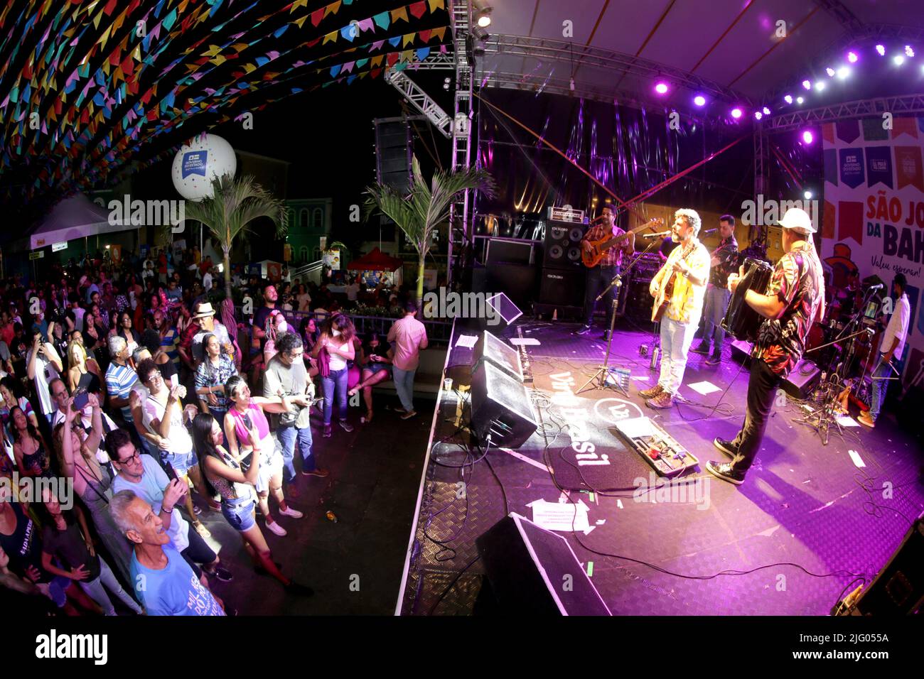 salvador, bahia, brésil - 26 juin 2022 : le chanteur Viny Brasil se produit à une fête en l'honneur de Sao Joao à Pelourinho, le centre historique de Salvador. Banque D'Images