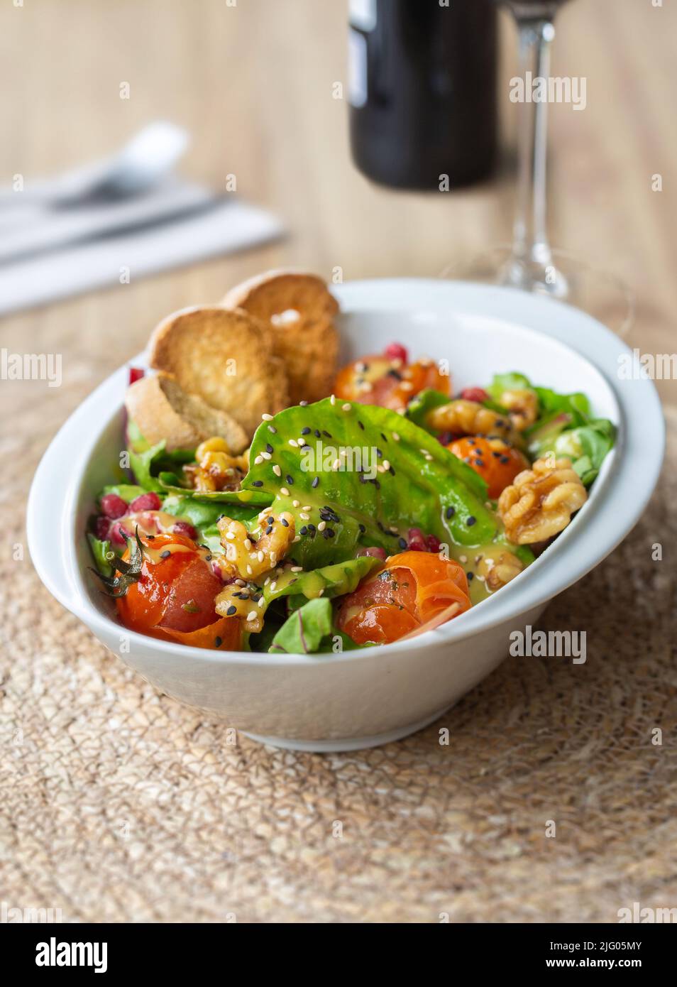 Salade de sorrel avec verger pour bébés, tomates cerises confites, noix et vinaigrette à la moutarde au miel Banque D'Images