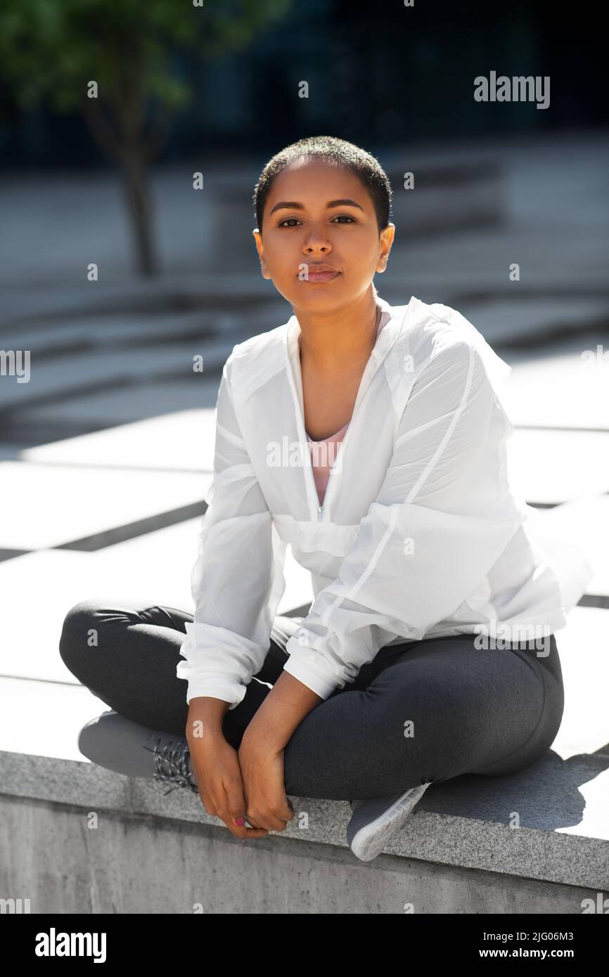 femme afro-américaine en vêtements de sport en plein air Banque D'Images
