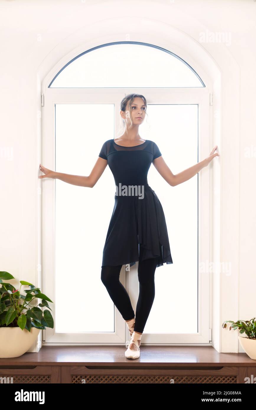 danseuse de ballet adulte dans un tutu noir pratiquant avant la performance en tutu noir Banque D'Images