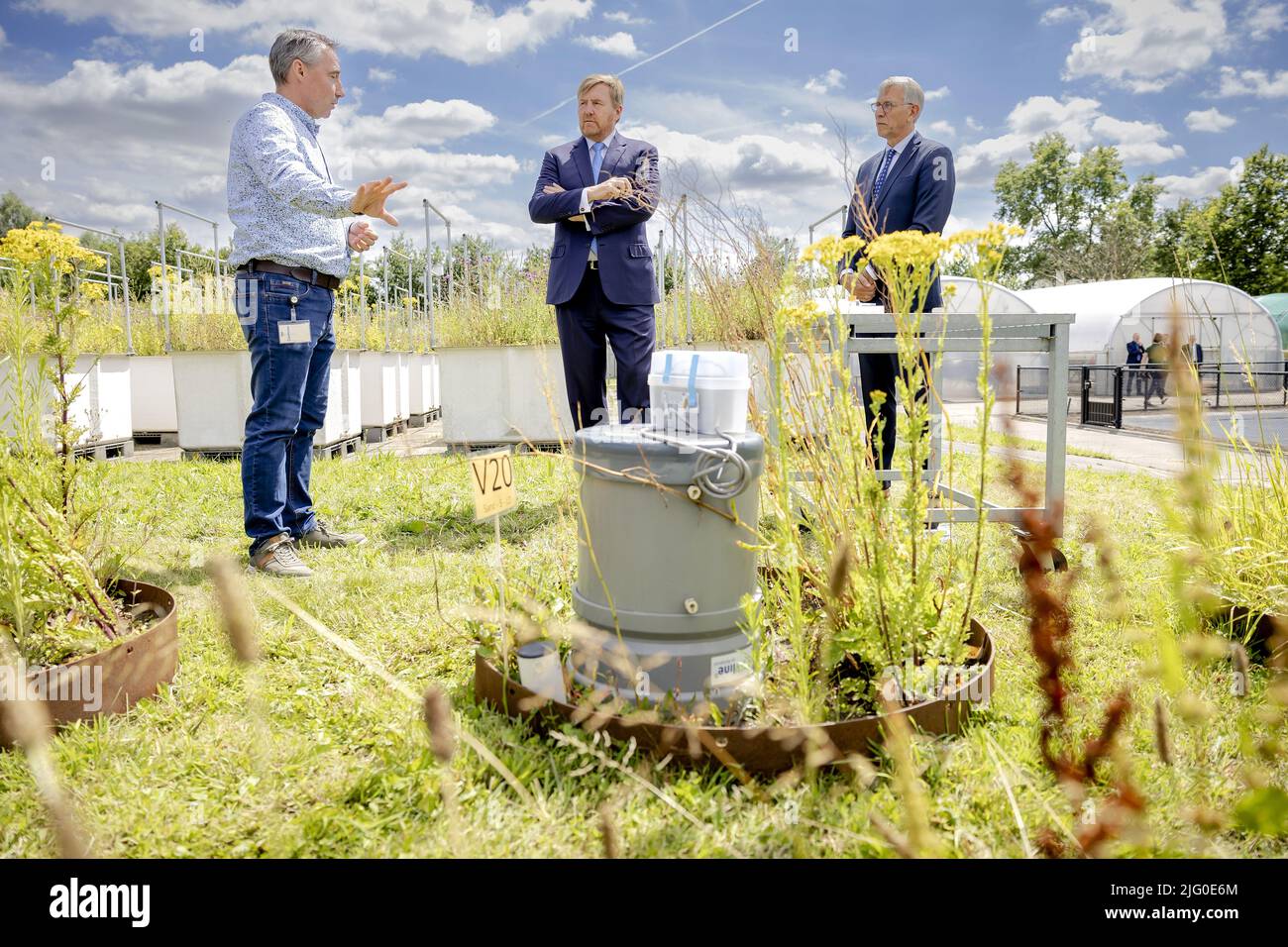 WAGENINGEN - pays-Bas, 2022-07-06 14:39:17 WAGENINGEN - le roi Willem-Alexander est présenté autour du Centre d'étalonnage du sol, qui fournit un aperçu sur ce qui fait un sol bon et fournit des conseils pour des améliorations durables du sol, lors d'une visite à l'Institut néerlandais d'écologie (NIO-KNAW). Ici, on étudie comment les créatures vivantes sur terre et en eau douce interagissent entre elles et avec leur environnement. ANP ROBIN VAN LONKHUIJSEN pays-bas Out - belgique Out Credit: ANP/Alay Live News Banque D'Images