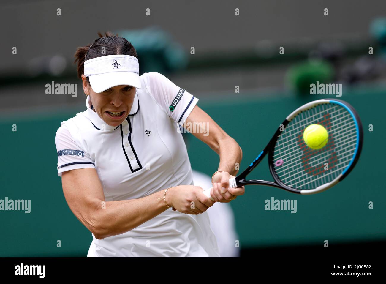 Ajla Tomljanovic en action contre Elena Rybakina lors du quart de finale féminin sur le court 1 le dixième jour des Championnats de Wimbledon 2022 au All England Lawn tennis and Croquet Club, Wimbledon. Date de la photo: Mercredi 6 juillet 2022. Banque D'Images