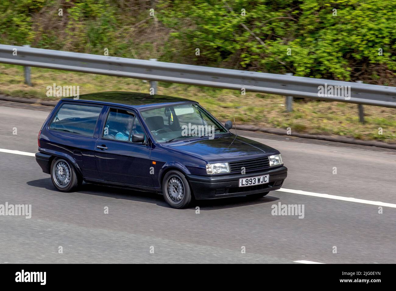 Années 1994 90 Bleu VW Polo Boulevard 1043cc essence à hayon conduite sur l'autoroute M6, Manchester, Royaume-Uni Banque D'Images