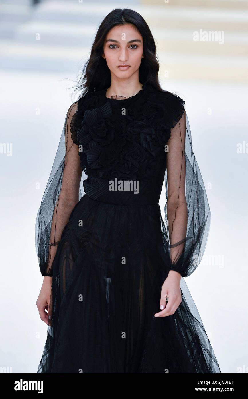 Paris, France, 5 juillet 2022. Le mannequin marche sur la piste lors du