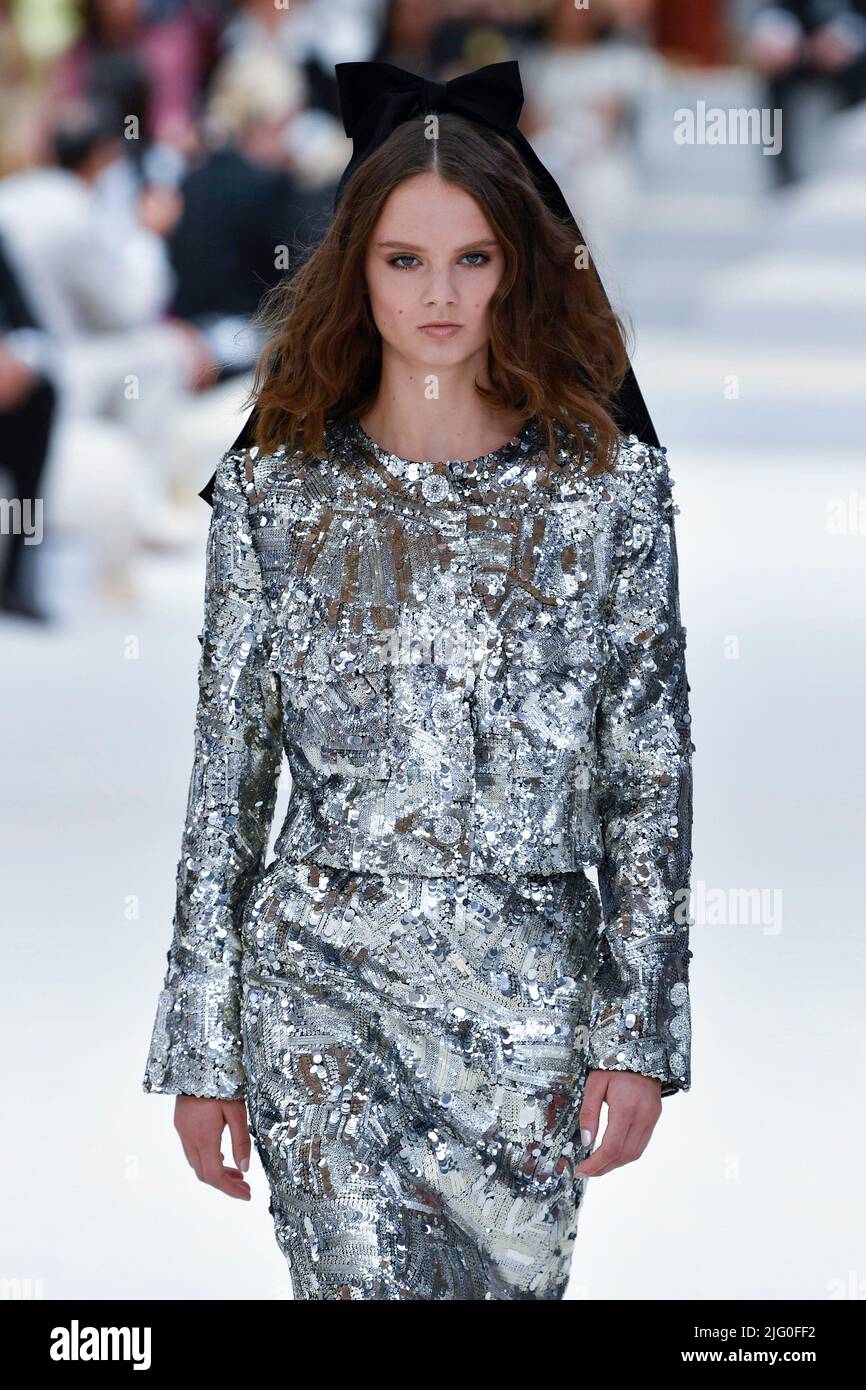 Paris, France, 5 juillet 2022. Le mannequin marche sur la piste lors du