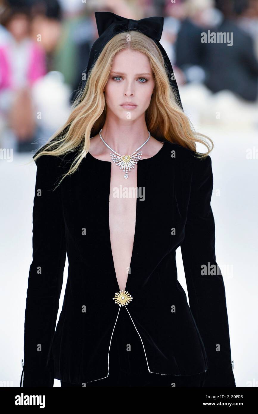 Paris, France, 5 juillet 2022. Le mannequin marche sur la piste lors du