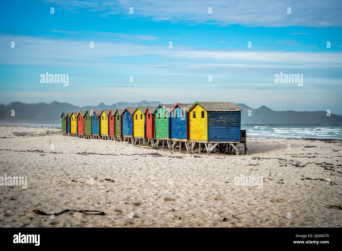 Belles maisons colorées sur la plage de Muizenberg, le Cap, Afrique du Sud Banque D'Images