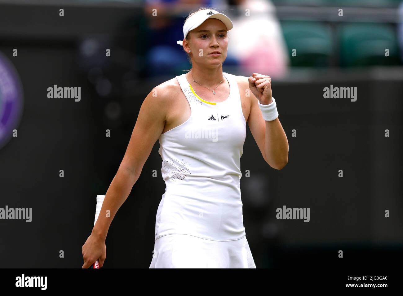 Elena Rybakina célèbre la victoire contre Ajla Tomljanovic lors du quart de finale féminin sur le court 1 le dixième jour des Championnats de Wimbledon 2022 au All England Lawn tennis and Croquet Club, Wimbledon. Date de la photo: Mercredi 6 juillet 2022. Banque D'Images