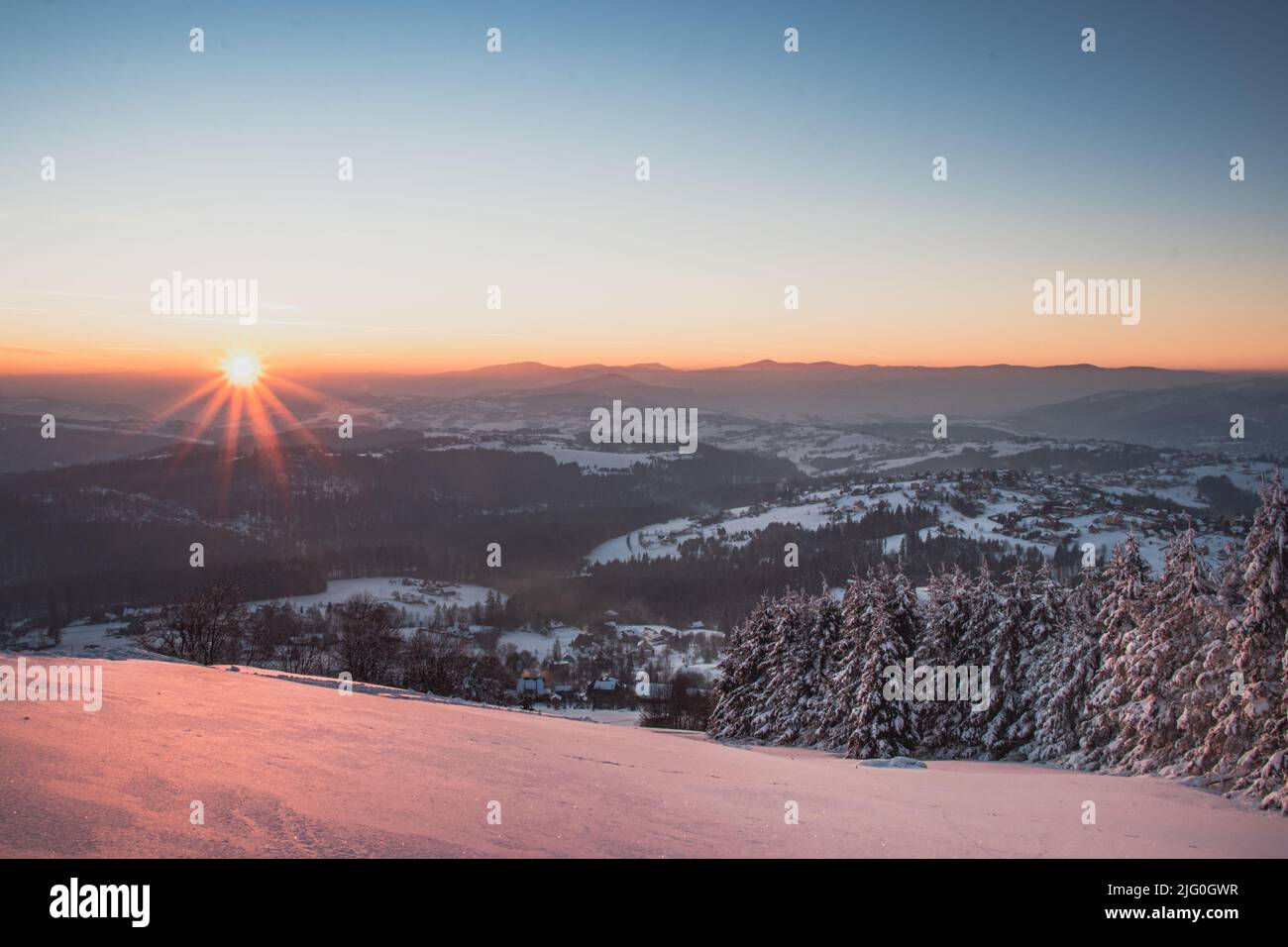 Fabuleux lever de soleil sur Barania Gora dans les montagnes polonaises de Beskydy surplombant la vallée qui prend vie. Un matin glacial et venteux. Tr. Animal Banque D'Images