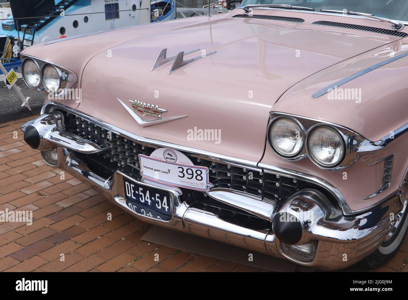 Avant de la voiture Deville classique américaine rose de Cadillac le jour de l'ancien chrono à Lelystad, pays-Bas - 19 juin 2022 Banque D'Images