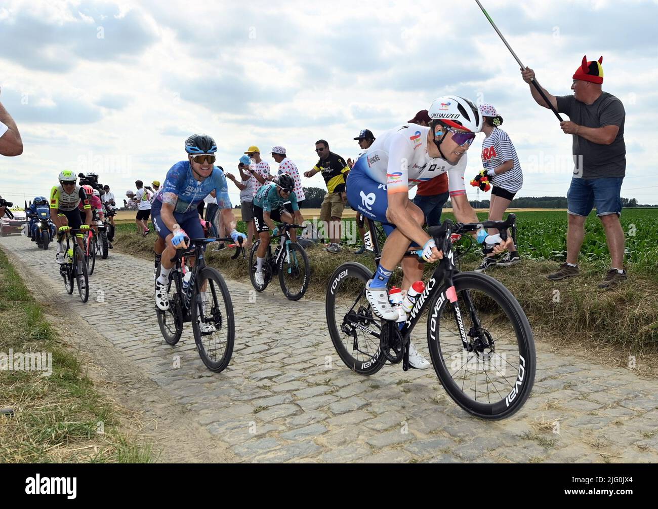 Dutch Taco van der Hoorn d'Intermarche Wanty-Gobert Materiaux, l'australien  Simon Clarke d'Israel-Premier Tech et le norvégien Edvald Boasson-Hagen de  Total Direct Energie photographiés en action pendant la cinquième étape de  la course