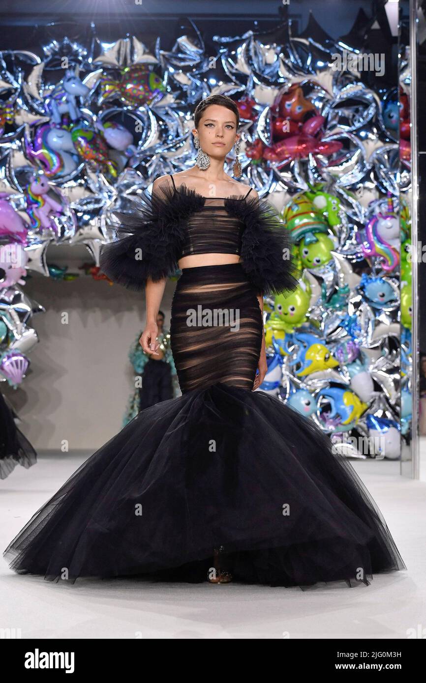 Paris, France, 4 juillet 2022. Un mannequin marche sur la piste du spectacle de mode de Giambattista Valli à l'automne hiver 2022-2023 haute couture Fashion Show, Paris sur 4 juillet 2022. (Photo de Jonas Gustavsson/Sipa USA) Banque D'Images