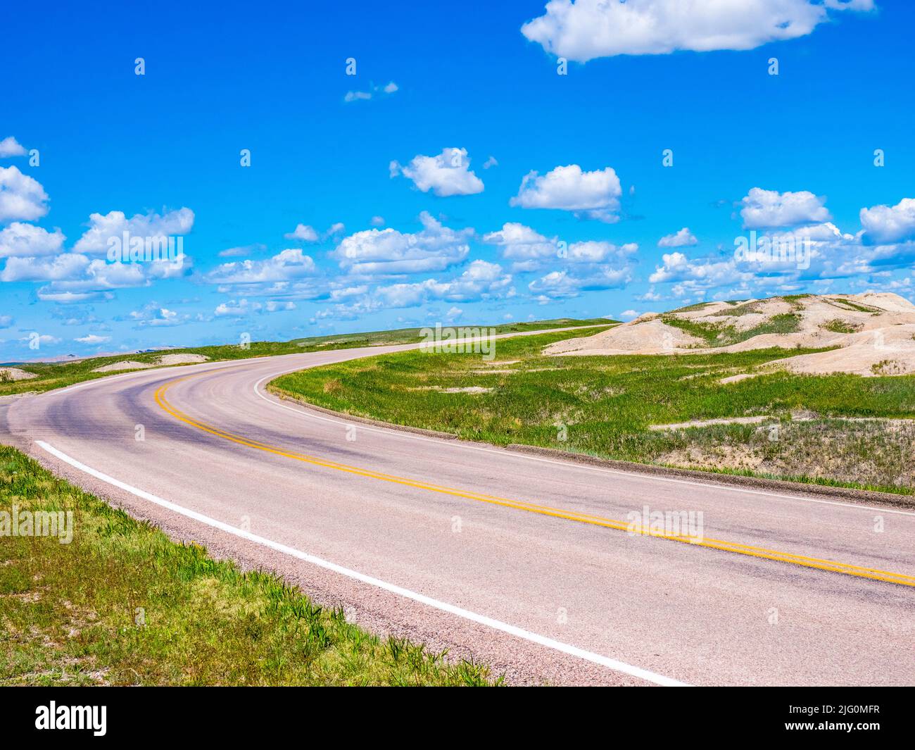 Curve dans Badlands Loop Road dans le parc national de Badlands dans le Dakota du Sud des États-Unis Banque D'Images
