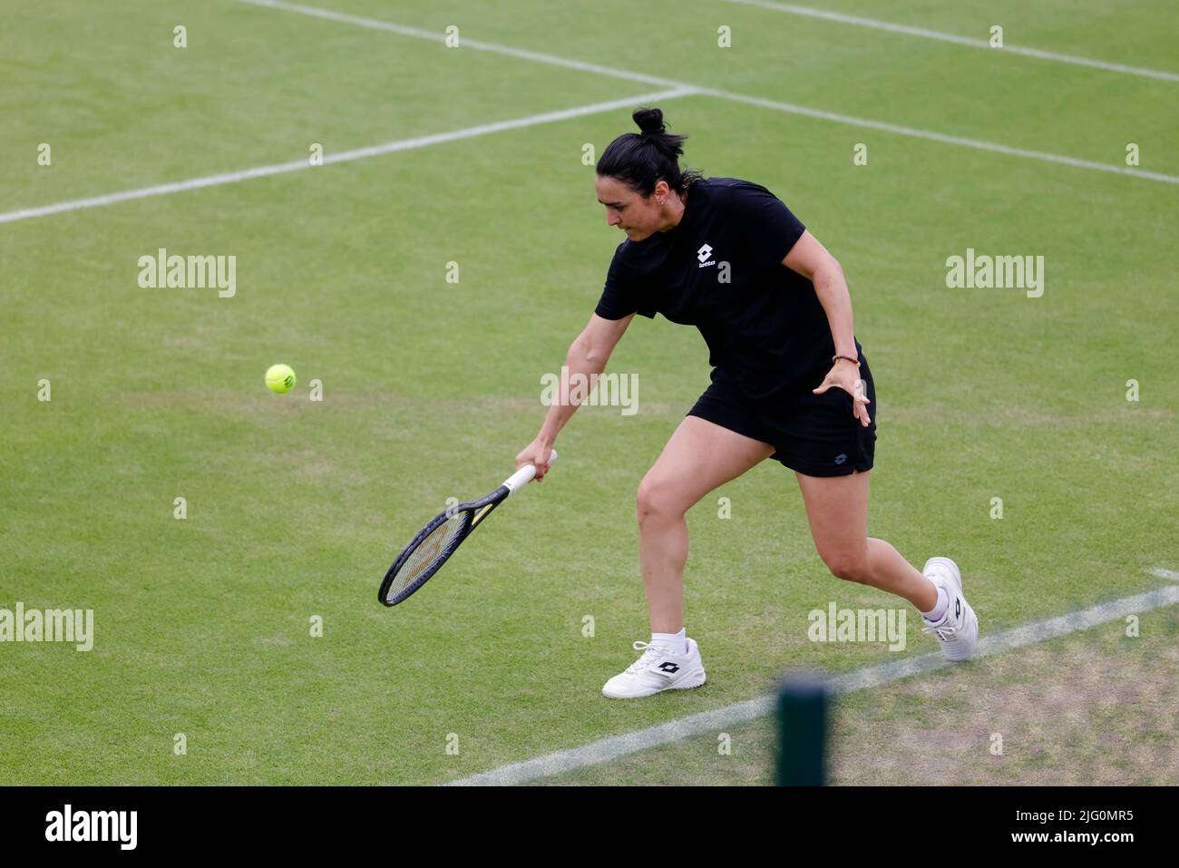 Londres, Royaume-Uni, 6th juillet 2022: Le joueur de tennis ont Jabeur de Tunisie est en action lors d'une session d'entraînement au All England Lawn tennis and Croquet Club de Londres. Credit: Frank Molter/Alamy Live News Banque D'Images