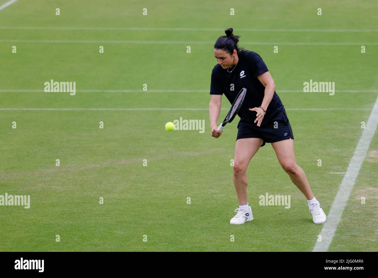 Londres, Royaume-Uni, 6th juillet 2022: Le joueur de tennis ont Jabeur de Tunisie est en action lors d'une session d'entraînement au All England Lawn tennis and Croquet Club de Londres. Credit: Frank Molter/Alamy Live News Banque D'Images