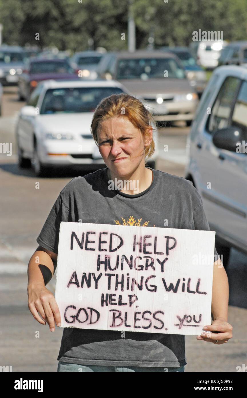Caucasienne chrétienne avec signe mendiant pour l'argent aide pour sa jeune famille à Houston Texas, à l'angle de la rue - Editorial Banque D'Images