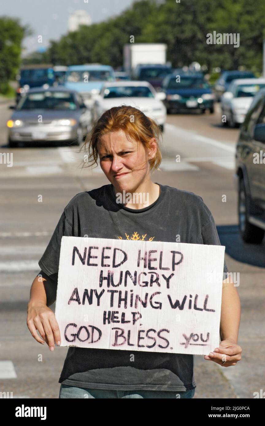 Caucasienne chrétienne avec signe mendiant pour l'argent aide pour sa jeune famille à Houston Texas, à l'angle de la rue - Editorial Banque D'Images