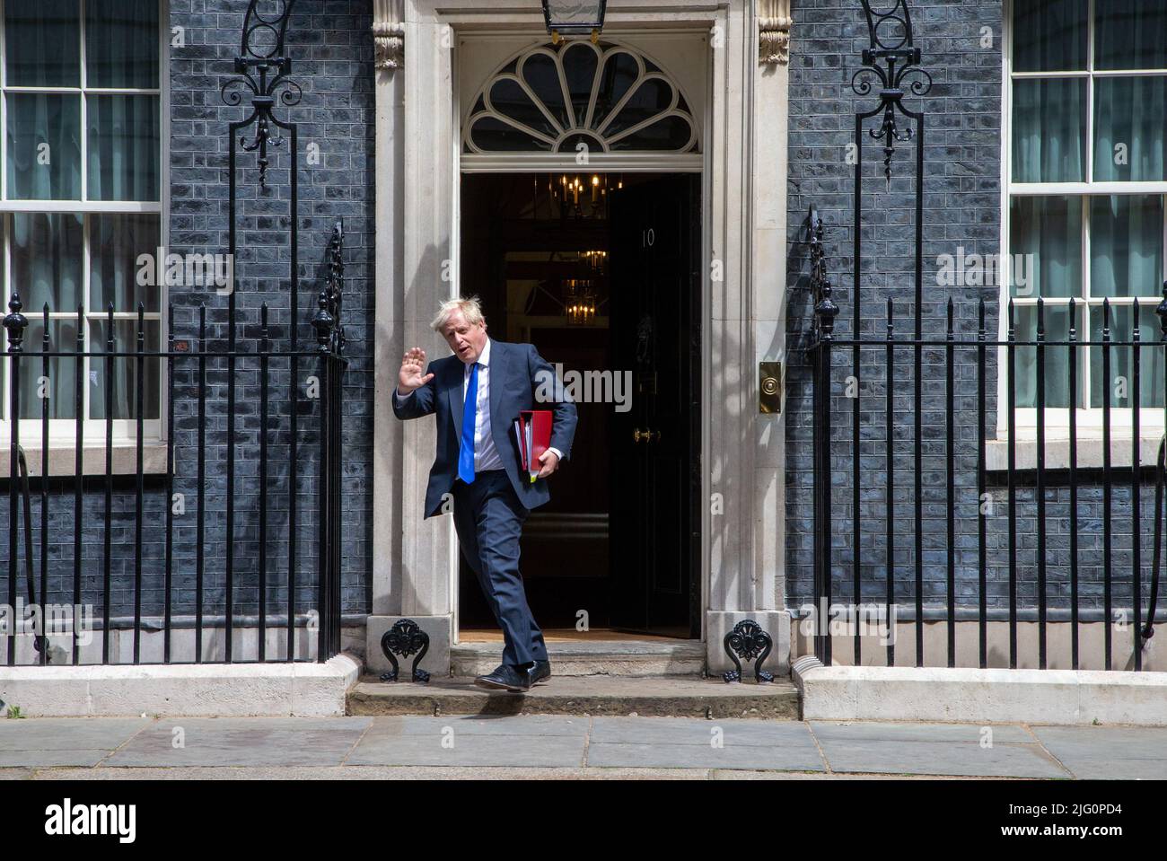 Londres, Angleterre, Royaume-Uni. 6th juillet 2022. Le Premier ministre britannique BORIS JOHNSON quitte le 10 Downing Street avant la séance hebdomadaire des questions du Premier ministre à la Chambre des communes en raison des démissions de son gouvernement. (Image de crédit : © Tayfun Salci/ZUMA Press Wire) Banque D'Images