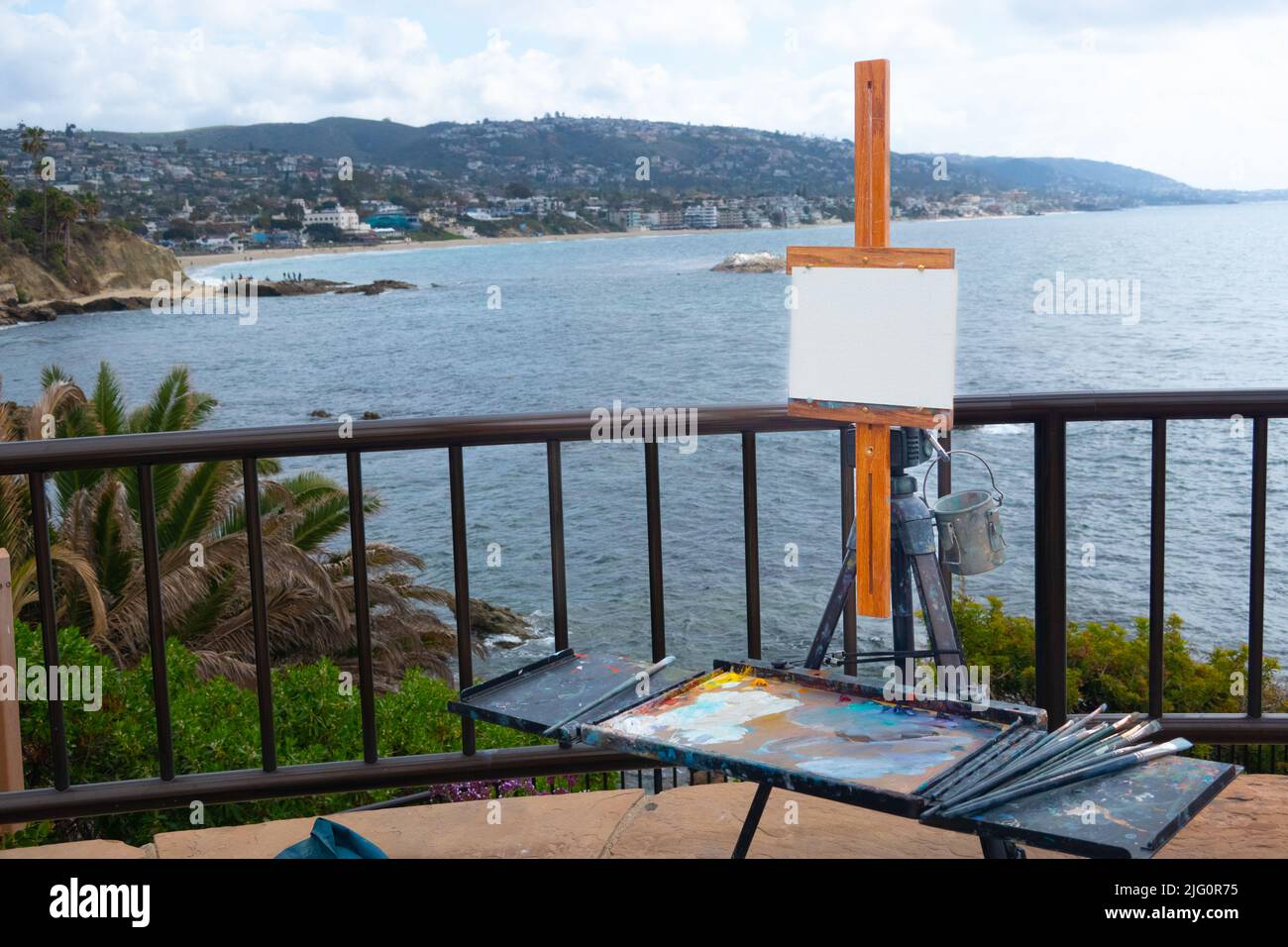 Esel artiste avec papier prêt et pinceaux prêts à peindre la vue sur la mer à laguna Beach Californie du Sud Etats-Unis Banque D'Images