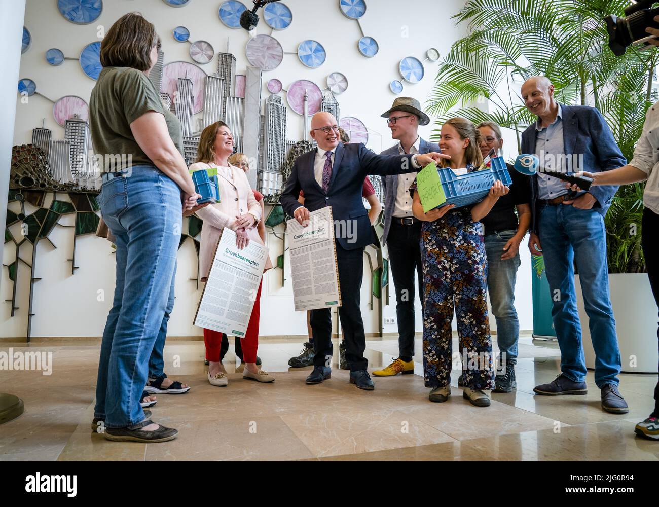 2022-07-06 16:38:44 LA HAYE - les ministres Christianne van der Wal (nature et azote) et Henk Staghouwer (Agriculture, nature et qualité alimentaire) reçoivent le Plan des agriculteurs verts. Des milliers d'agriculteurs ont conçu ce plan comme une réponse écologique au problème de l'azote. Ils croient que la production alimentaire peut aller de pair avec la fourniture de services sociaux tels que la biodiversité et une alimentation saine. ANP BART MAAT pays-bas hors - belgique hors Banque D'Images