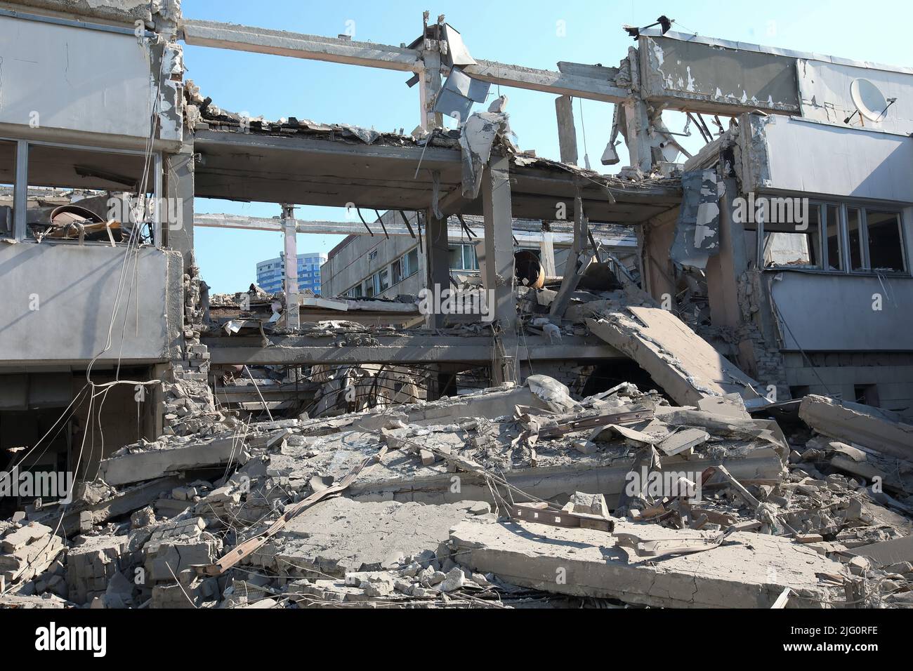 KHARKIV, UKRAINE - le 6 JUILLET 2022 - Un bâtiment de l'Université nationale de Pédagogie Hryhorii Skovoroda est en ruines en raison d'une attaque de missiles russe, Kharkiv Banque D'Images