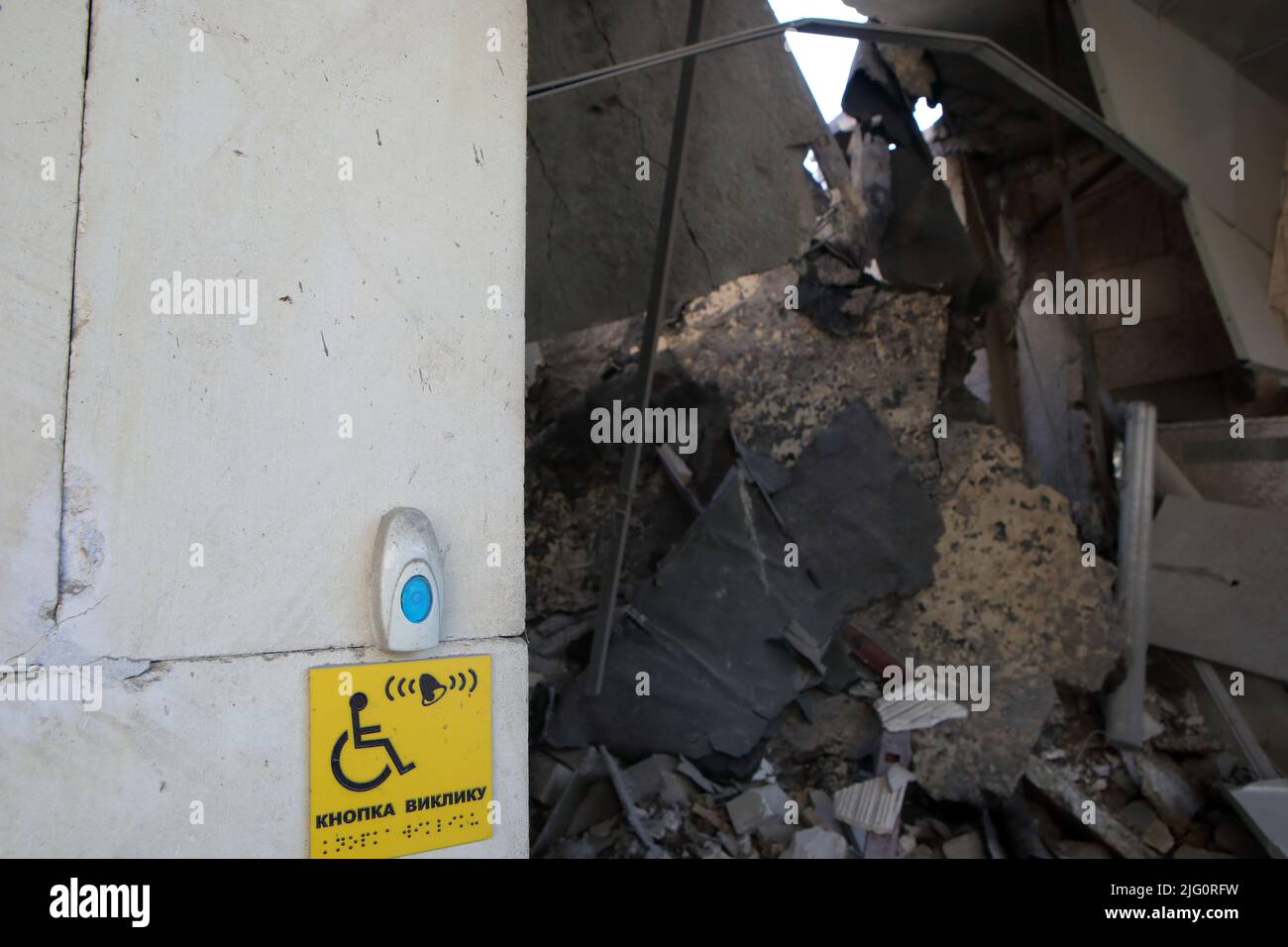 KHARKIV, UKRAINE - 6 JUILLET 2022 - Un bouton d'accès pour personnes handicapées est photographié dans un bâtiment de l'Université nationale de Pédagogie Hryhorii Skovoroda ruiné par un Ru Banque D'Images