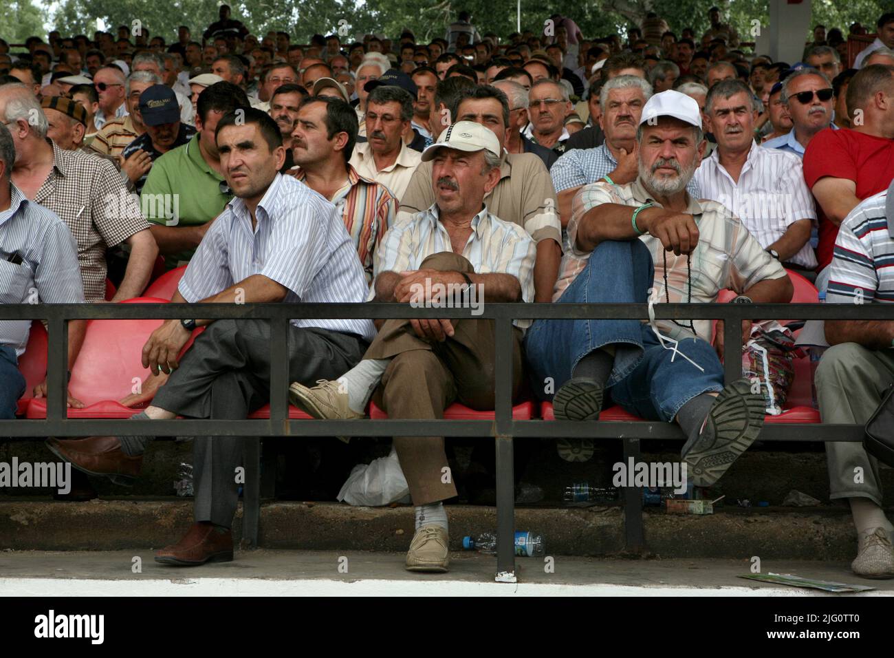 Kırkpınar (Wrestling du pétrole turc). Les gens regardent les lutteurs se battre lors du tournoi Kırkpınar 648th à Edirne, Turquie, le 5 juillet 2009. Banque D'Images