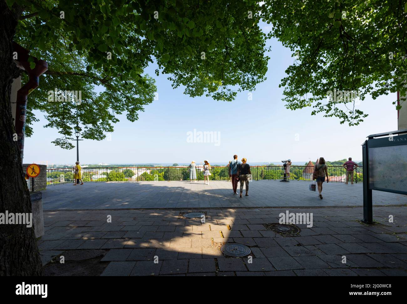 Tallinn, Estonie. Juillet 2022. Les touristes profitent de la vue sur la ville depuis le toit-terrasse de Patkuli Banque D'Images