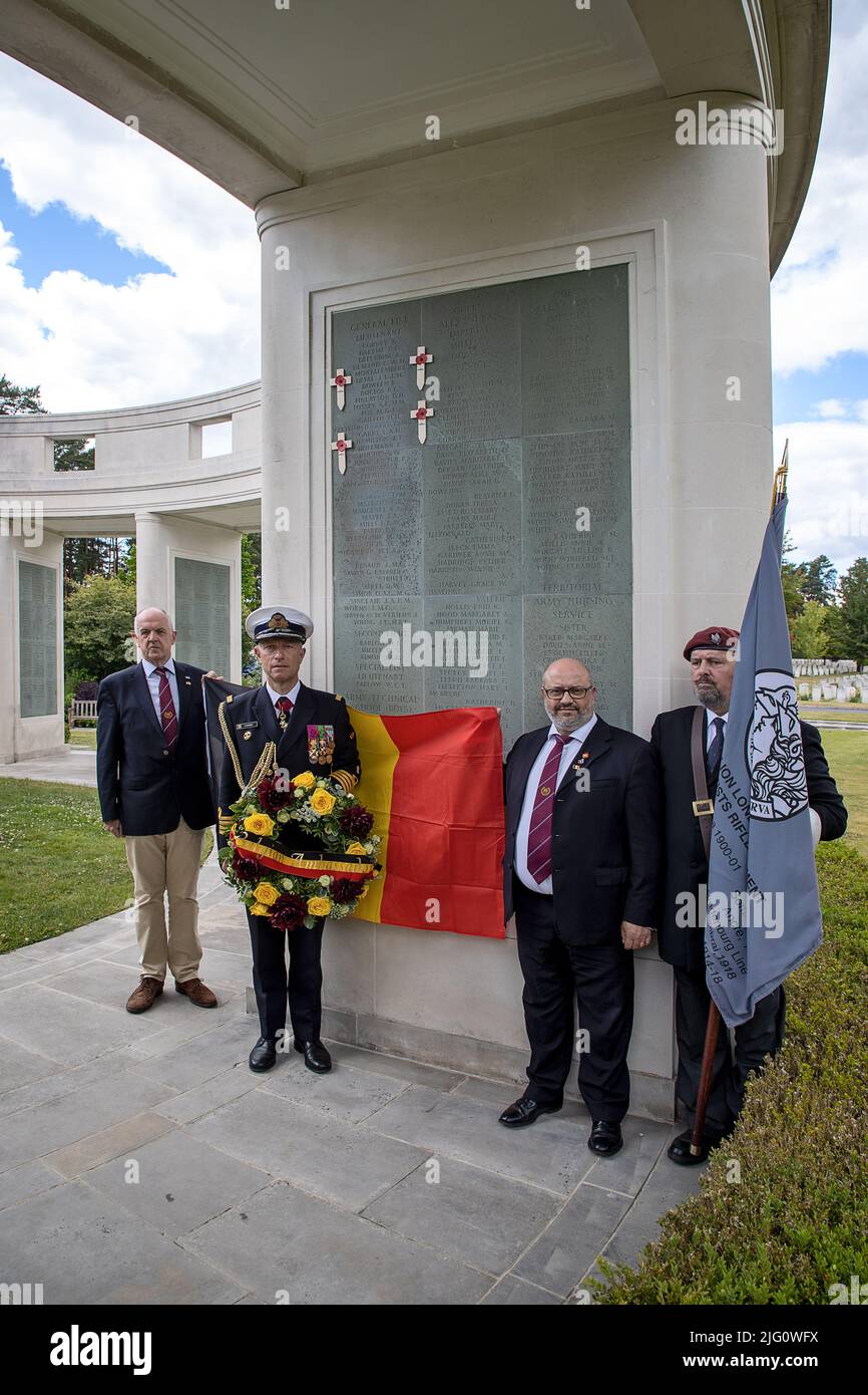 Dimanche 3rd 22 juillet. Au Brookwood Memorial Panel 1939-45 22 avec des croix identifiant les noms des agents SOE belges sans tombe sont de L à R: Paul McCue, auteur et historien militaire; capitaine (naval) Renaud Flamant attaché de défense de l'ambassade du Royaume belge au Royaume-Uni tenant sa couronne Ambassadeurs; Kevin Davis, président de la Brookwood Last Post Association et Edward Jones, Artist Rifles Standard Bearer . Le drapeau national belge est affiché. Banque D'Images