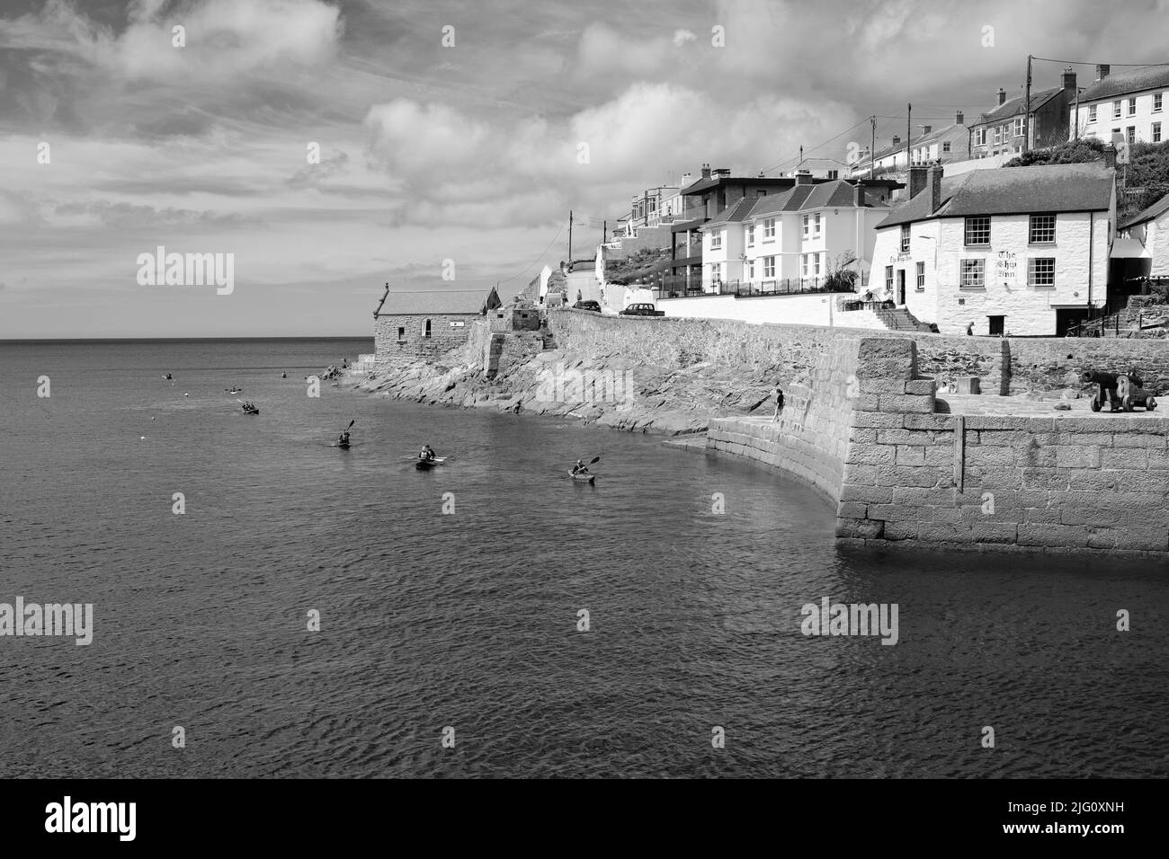 Paddleboard dans le port de Porthleven, Cornouailles Banque D'Images