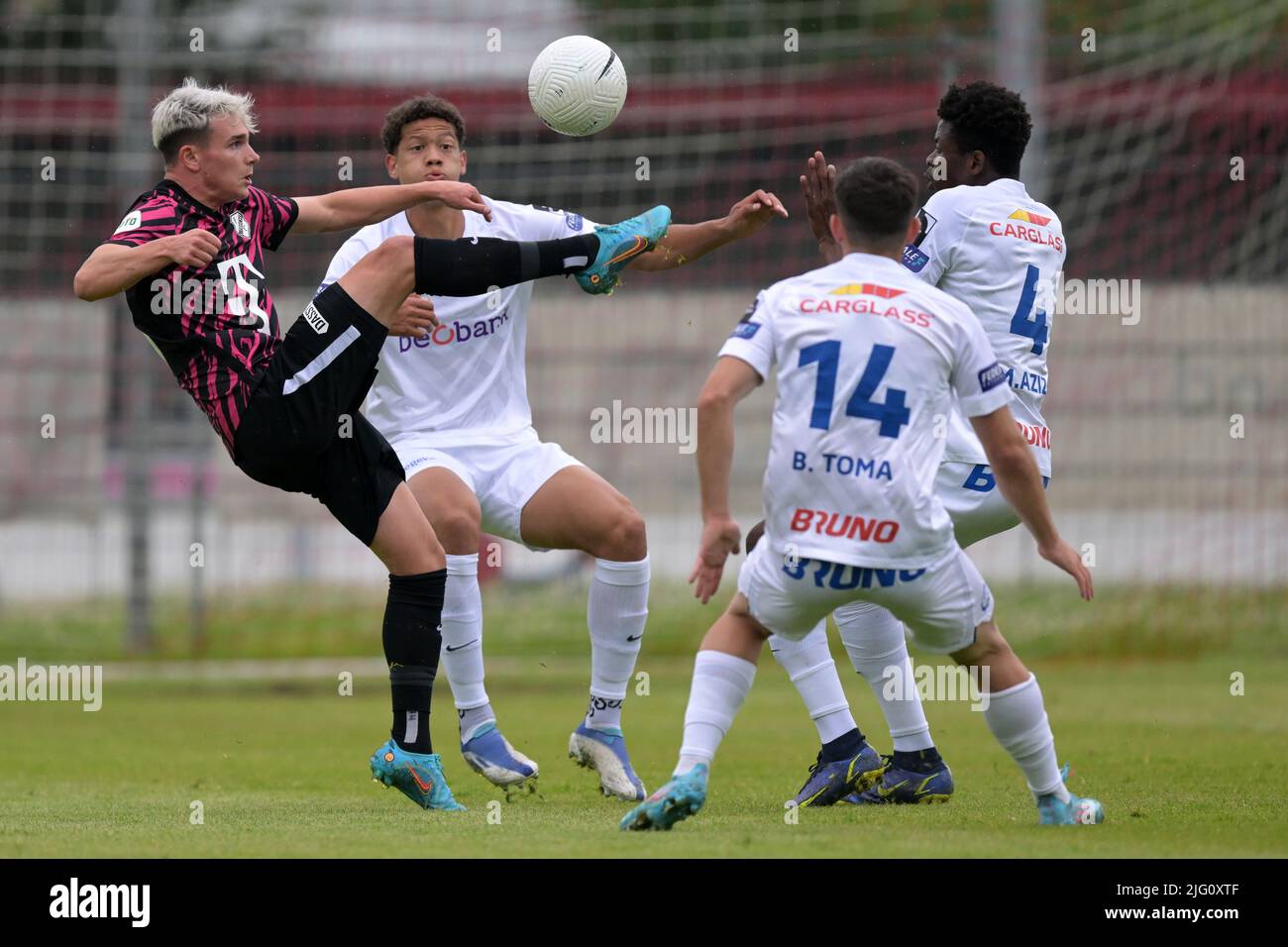 ALKMAAR - (lr) Taylor Booth du FC Utrecht, Andras Nemeth du KRC Genk, Bastien Toma du KRC Genk, Aziz Ouattara du KRC Genk lors du match amical entre le FC Utrecht et le KRC Genk au complexe sportif Alkmaarse Boys on 6 juillet 2022 à Alkmaar, pays-Bas . ANP | Hollande hauteur | GERRIT DE COLOGNE Banque D'Images