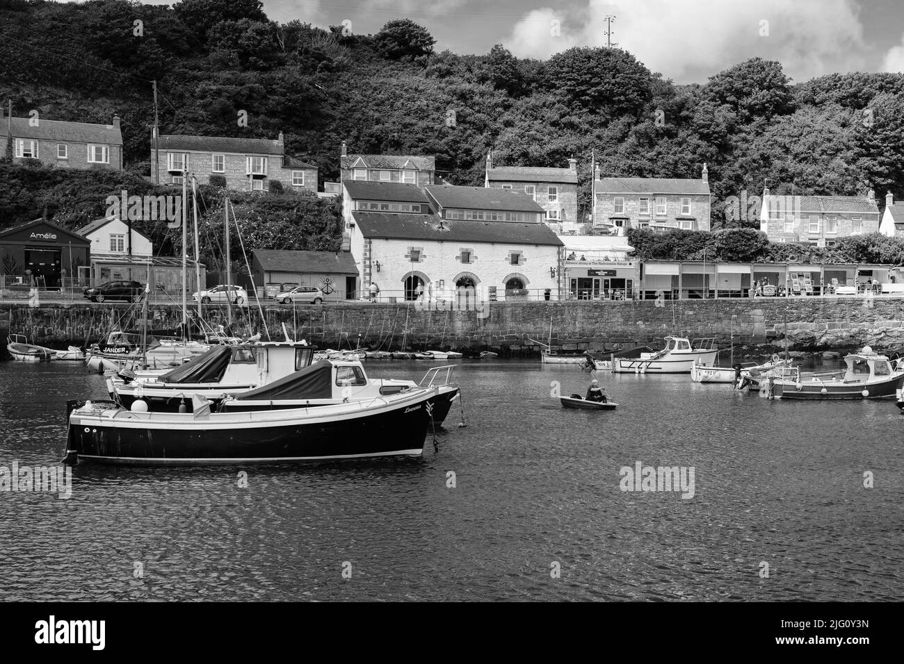 Paddleboard dans le port de Porthleven, Cornouailles Banque D'Images