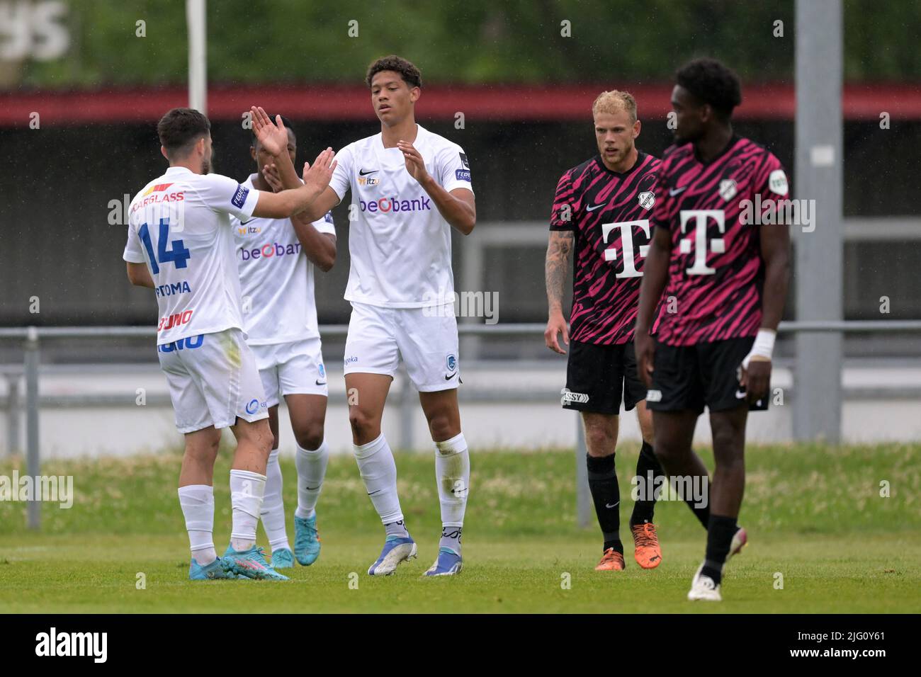 ALKMAAR - KRC Genk Célébrez le but d'Andras Nemeth de KRC Genk (m) lors du match amical entre le FC Utrecht et KRC Genk au complexe sportif Alkmaarse Boys on 6 juillet 2022 à Alkmaar, pays-Bas. ANP | Hollande hauteur | GERRIT DE COLOGNE Banque D'Images