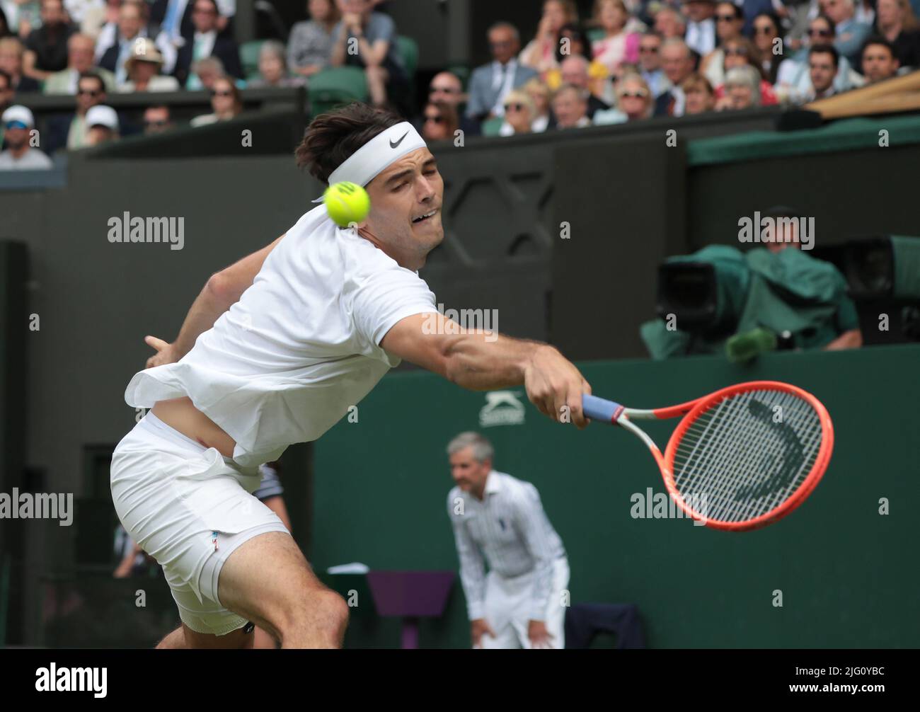 Londres, Royaume-Uni. 06th juillet 2022. L'américain Taylor Fritz joue dans son quart de finale contre Rafael Nadal en Espagne le dixième jour des championnats de Wimbledon 2022 à Londres mercredi, 06 juillet 2022. Photo de Hugo Philpott/UPI crédit: UPI/Alay Live News Banque D'Images