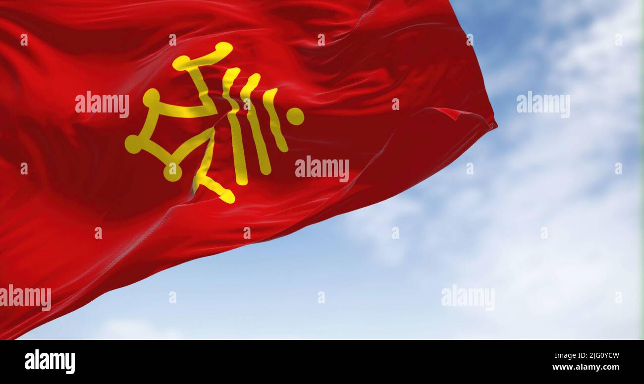 Le drapeau de la région occitanie agitant dans le vent par temps clair. L'Occitanie est la région administrative la plus méridionale de la France métropolitaine, à l'exception de C Banque D'Images
