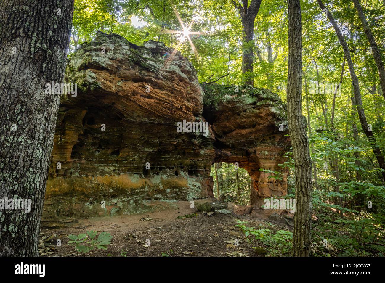 La lumière du soleil capture Devil's Market House Arch près de Frenchburg, KY. Banque D'Images