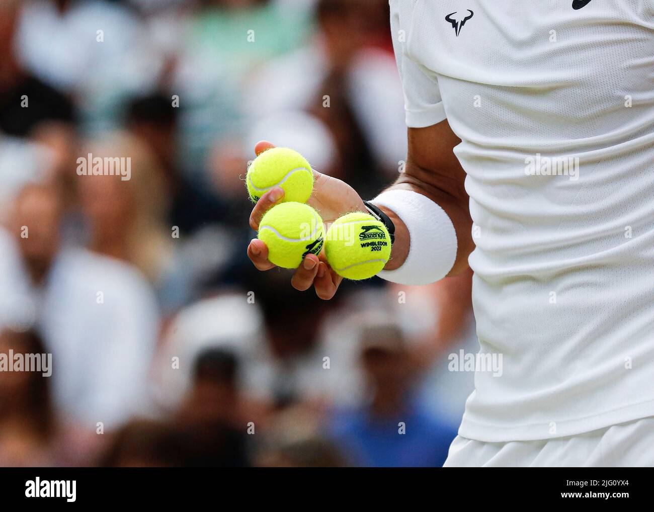 Londres, Royaume-Uni. 6th juillet 2022, All England Lawn tennis and Croquet Club, Londres, Angleterre; tournoi de tennis de Wimbledon; Rafael Nadal (ESP) tenant des balles de tennis avant de servir à Taylor Fritz (Etats-Unis) Credit: Action plus Sports Images/Alay Live News Banque D'Images