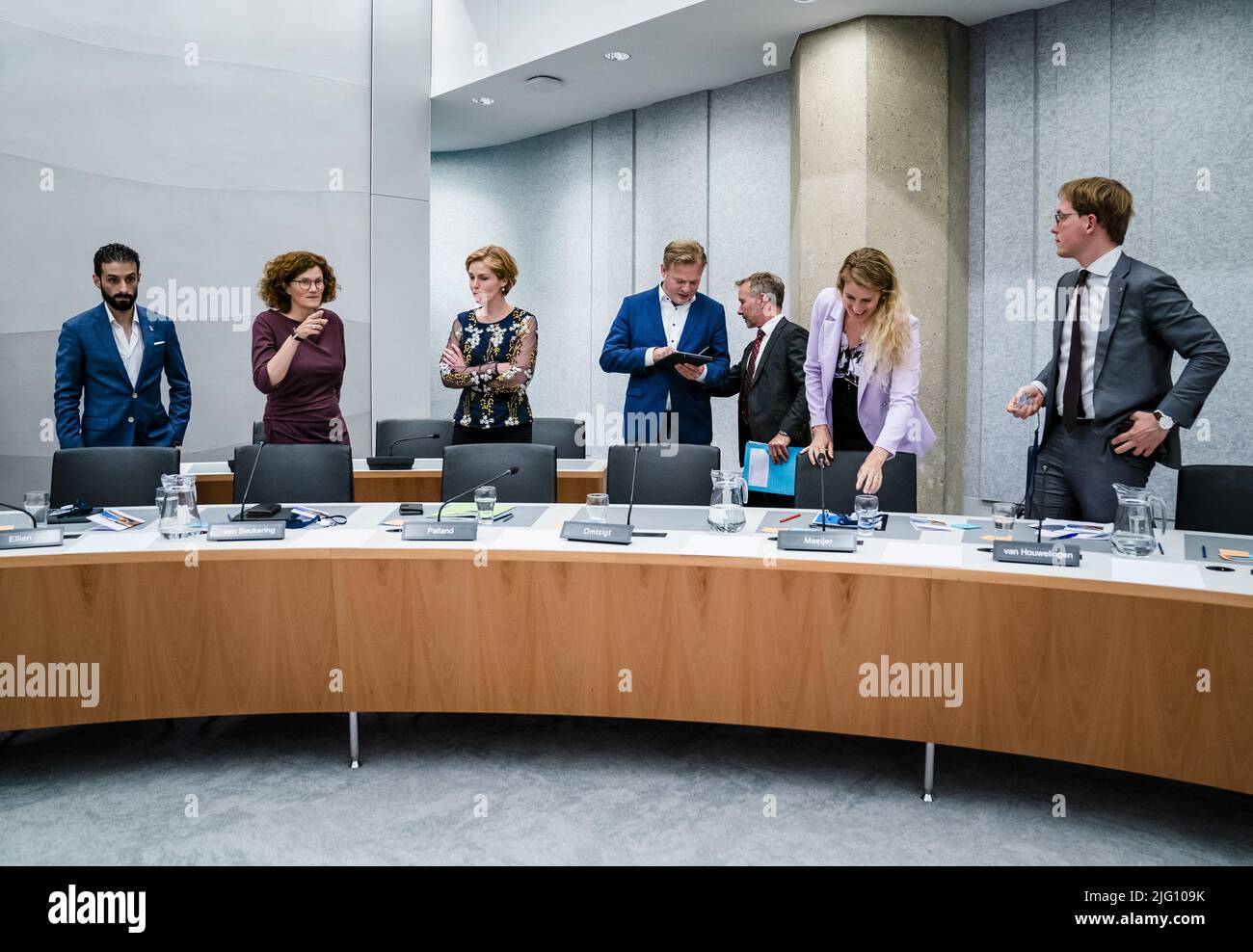 2022-07-06 17:39:29 LA HAYE - (VLNR) Ulysse Ellan (VVD), Marijke van Beukening (D66), Hilde Palland (CDA), Pieter Omtzigt (Groupe Omtzigt), Vicky Maeier (PVV), Pepijn van Houwelingen (FVD) et Khadija Cordelja (Groupe Omzigt) se sont réunis au cours de la réunion d'inauguration du Comité temporaire de Trovaal (Pzelda). Normalement, les membres d'un comité préparatoire forment également le comité qui mène l'enquête parlementaire. ANP BART MAAT pays-bas hors - belgique hors Banque D'Images