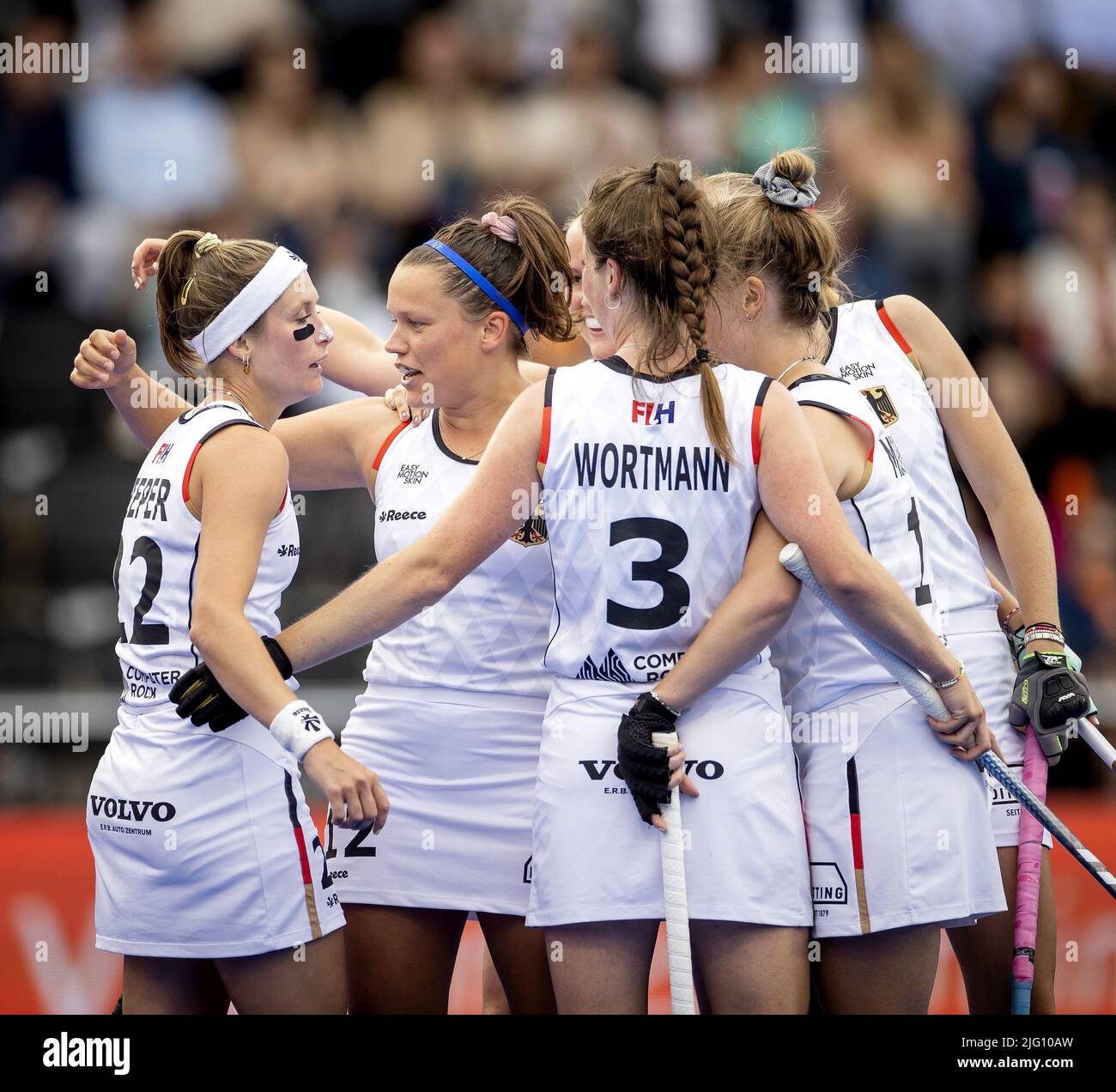 AMSTERDAM - les joueurs d'Allemagne célèbrent la défaite de 2-0 de Charlotte Stapenhorst (Allemagne) lors du match entre l'Irlande et l'Allemagne aux championnats du monde de hockey au stade Wagener sur 6 juillet 2022 à Amsterdam, pays-Bas. KOEN VAN WEEL Banque D'Images