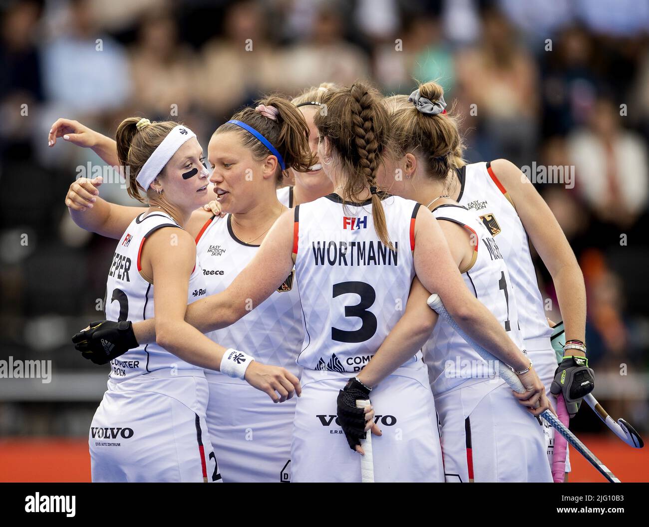 AMSTERDAM - les joueurs d'Allemagne célèbrent la défaite de 2-0 de Charlotte Stapenhorst (Allemagne) lors du match entre l'Irlande et l'Allemagne aux championnats du monde de hockey au stade Wagener sur 6 juillet 2022 à Amsterdam, pays-Bas. KOEN VAN WEEL Banque D'Images