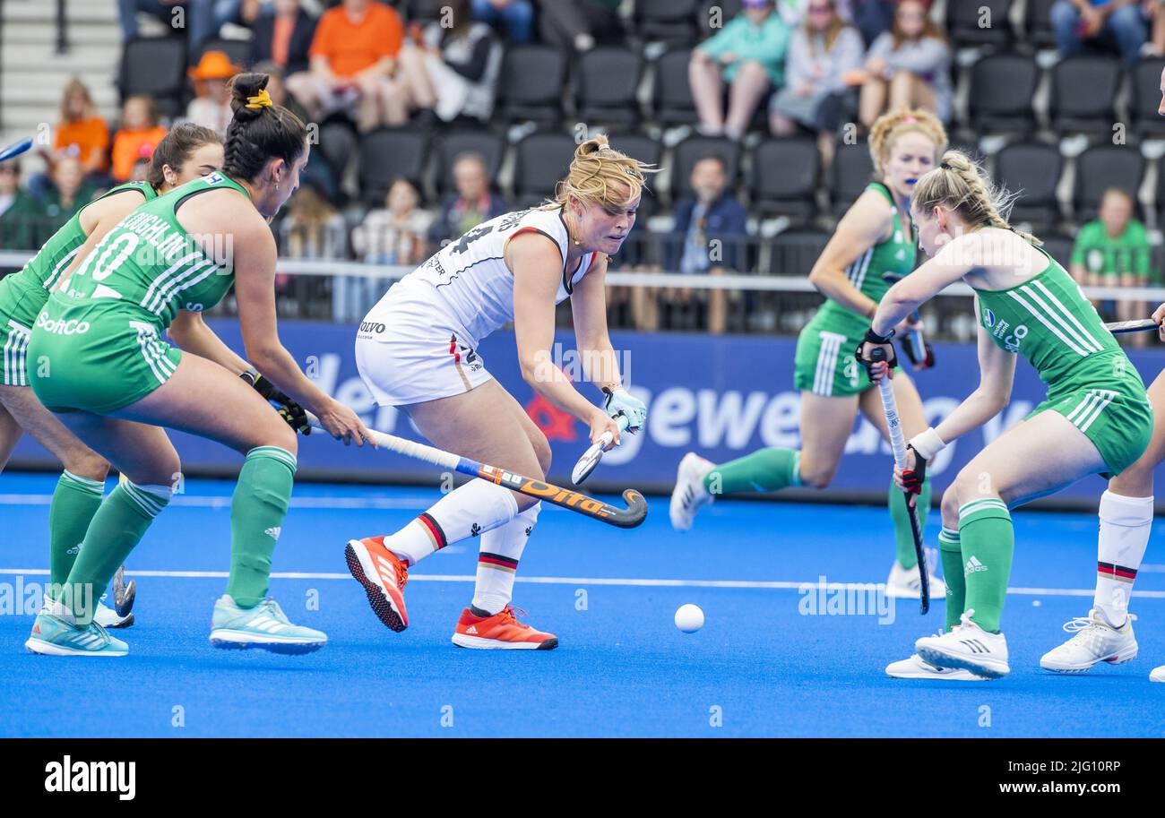 AMSTERDAM - Pia Maertens (GER) avec la gauche Hannah McLoughlin (IRL) pendant le match entre l'Irlande et l'Allemagne aux championnats du monde de hockey au stade Wagener, sur 6 juillet 2022 à Amsterdam, pays-Bas. ANP KOEN SUYK Banque D'Images