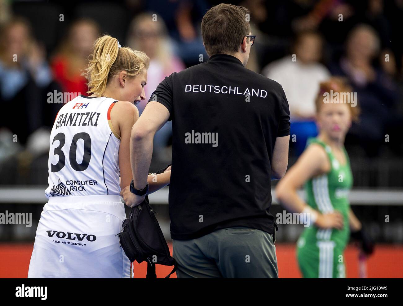 AMSTERDAM - Hanna Granitzki (Allemagne) quitte le terrain avec une blessure lors du match entre l'Irlande et l'Allemagne aux championnats du monde de hockey au stade Wagener sur 6 juillet 2022 à Amsterdam, pays-Bas. KOEN VAN WEEL Banque D'Images